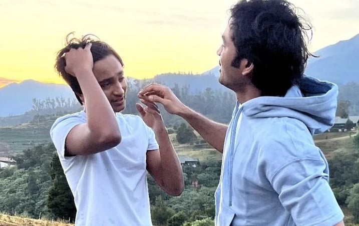 மகனுடன் தனுஷ்.